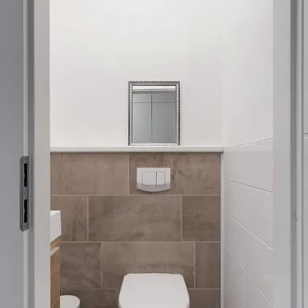 Days - One-bedroom With Courtyard View In Karlin