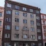 Days - One-bedroom With Courtyard View In Karlin *